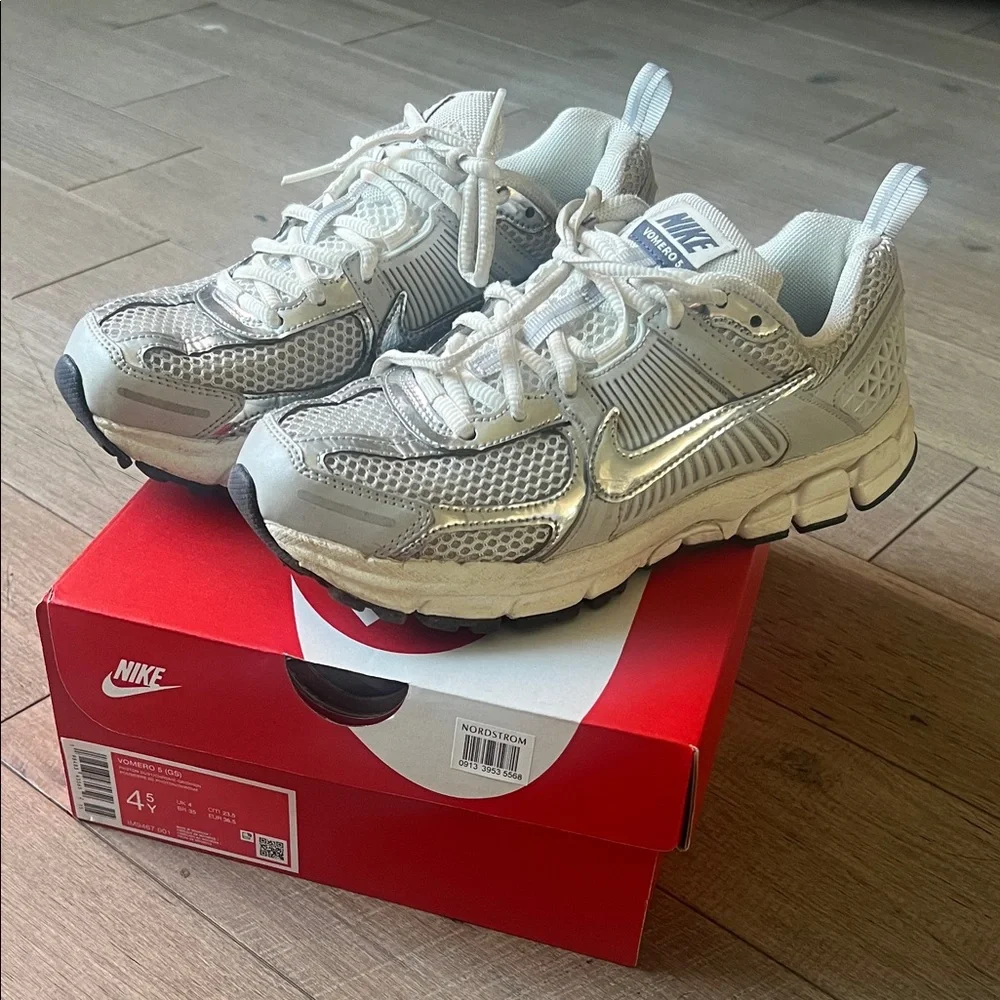 Nike Vomero Kids Metallic Silver Sneakers 4.5 **LIKE NEW** - Picture 1 of 6